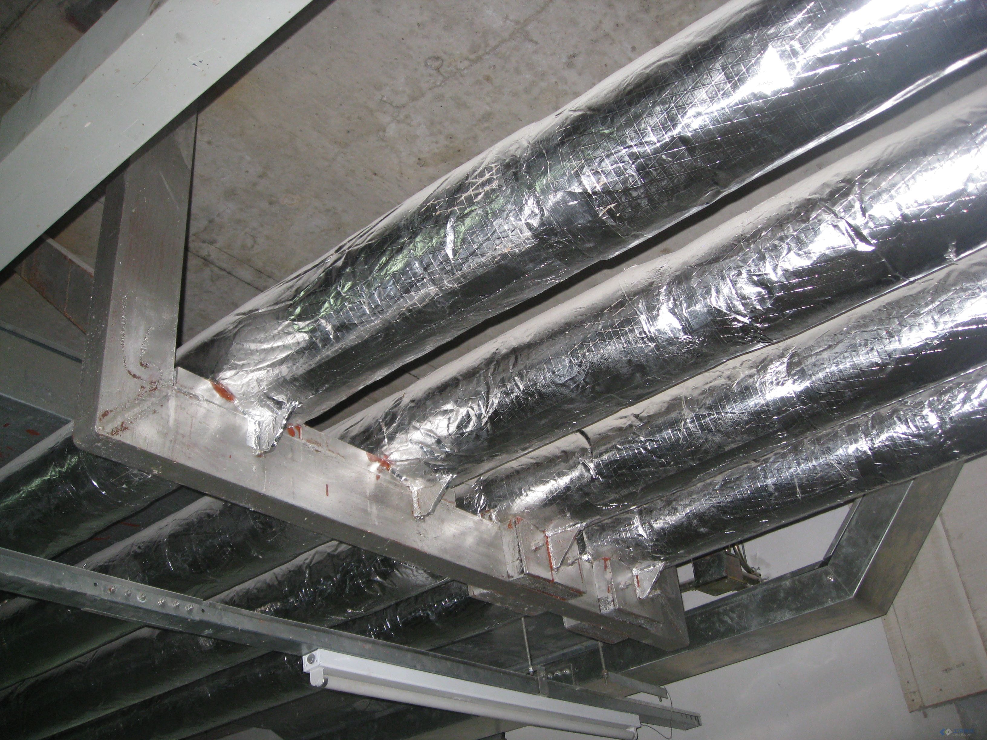 左侧是热力管道 右侧是空调水管道 固定支架做法