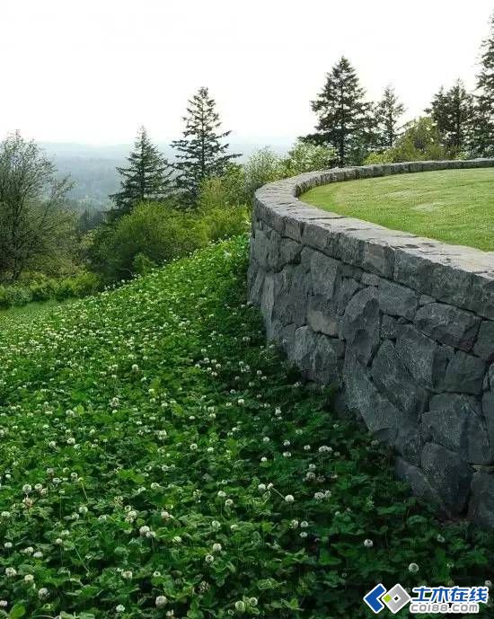 除了其结构功能,挡土墙还可用于美化园林景观.