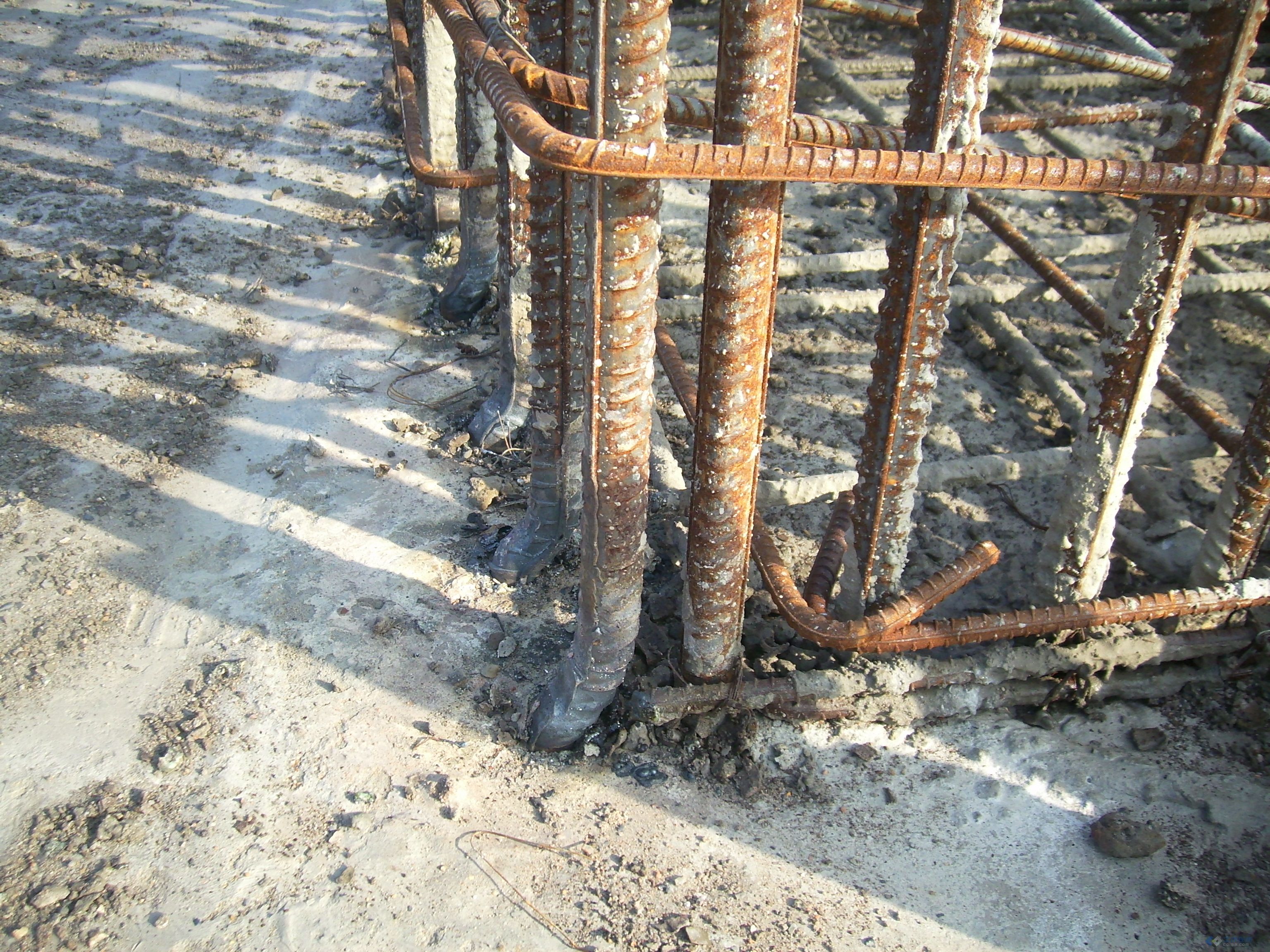 施工单位是怎样处理框架柱钢筋位移的!
