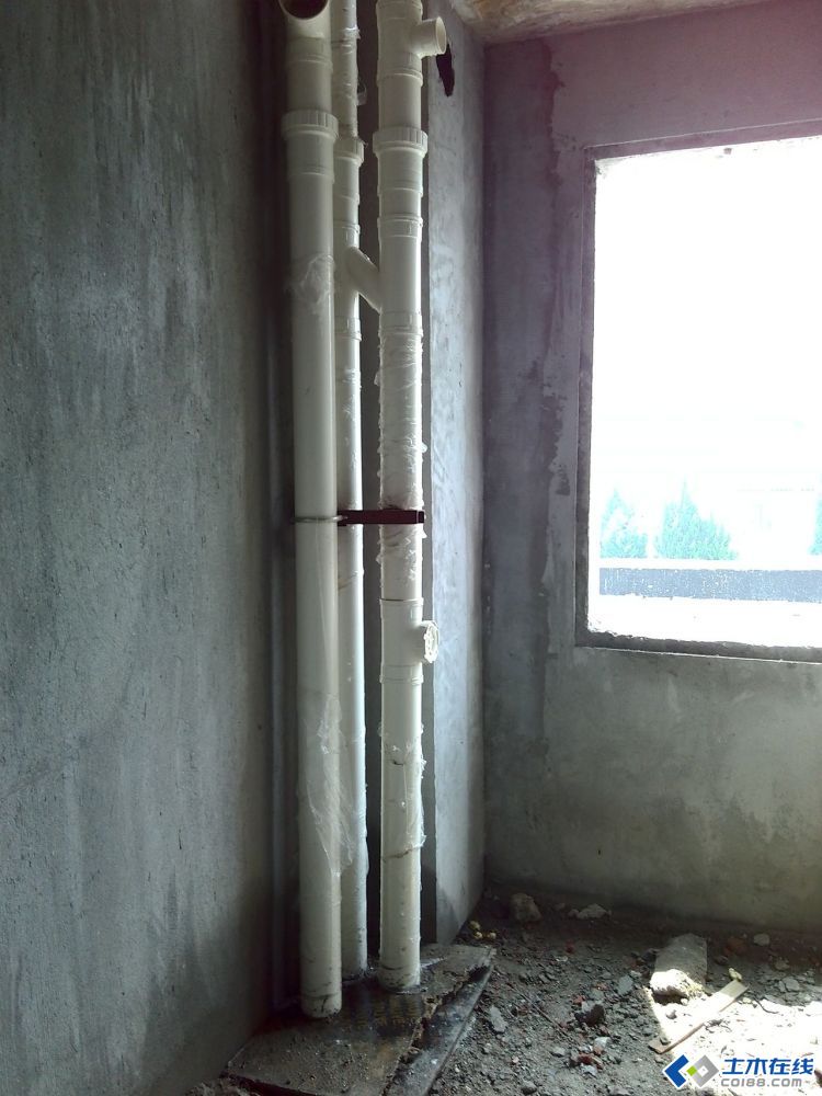 给排水立管不在一个平面,利用定制角钢做支架的"吊线"