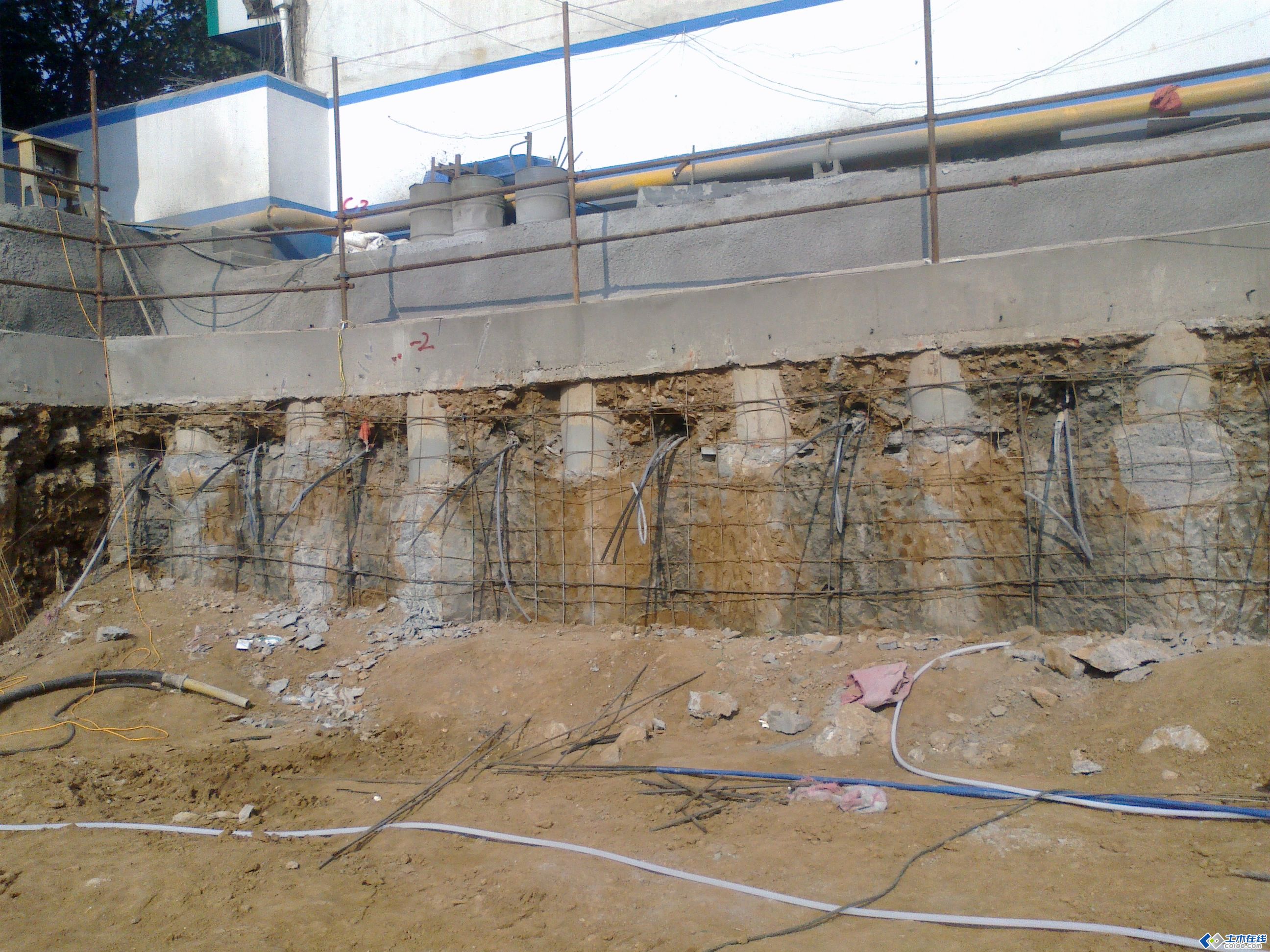 医院基坑支护现场施工图,已挖到标高下三米.锚索,支护桩,基坑.