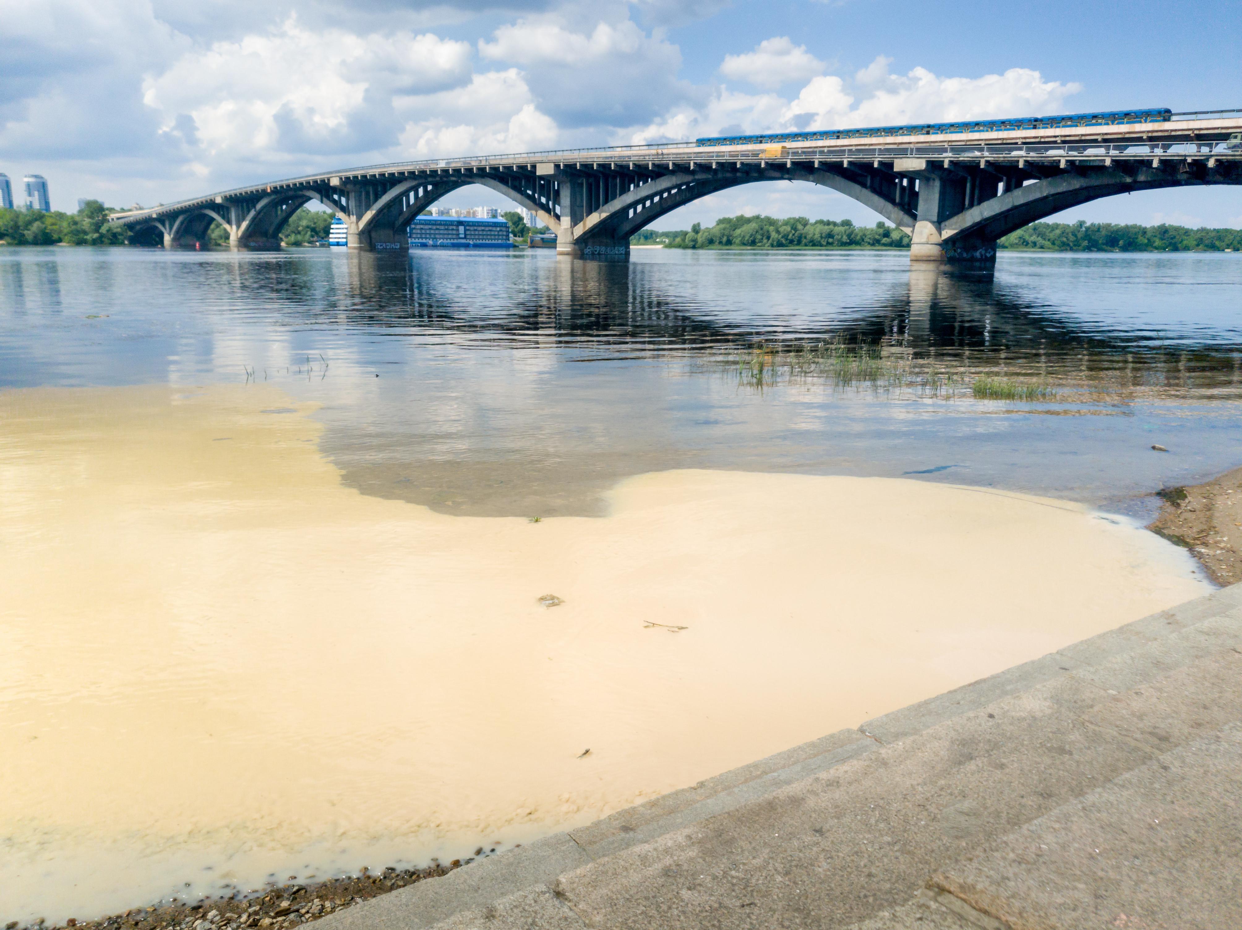 摄图网_306420709_乌克兰基辅的Dnipro河被有毒废物污染的图象乌克兰基辅的Dnipro河被有毒废物污染的图象（企业商用）.jpg