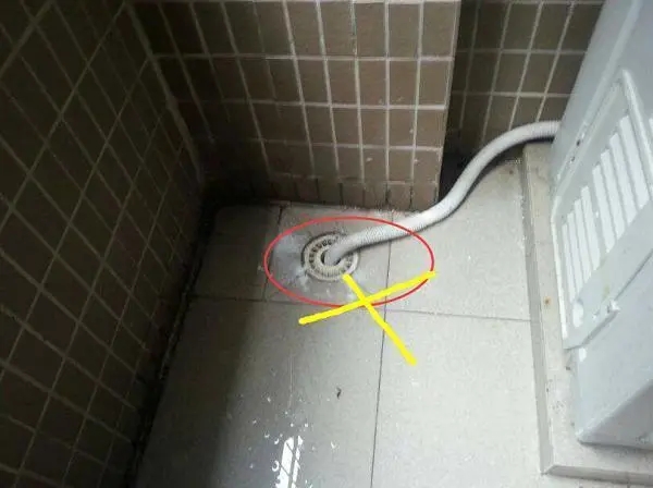 洗衣机排水管不能直接插地漏！当初没听劝，阳台全报废！