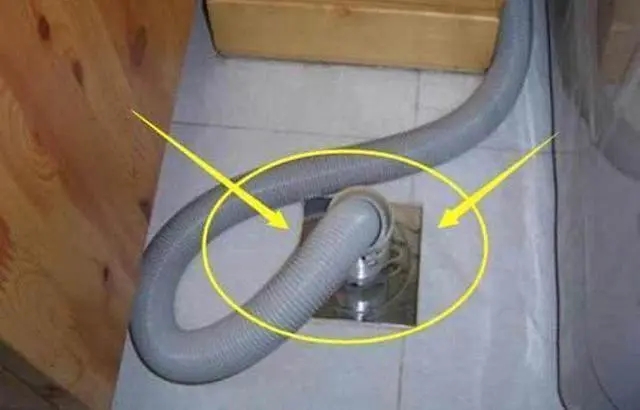 洗衣机排水管不能直接插地漏！当初没听劝，阳台全报废！