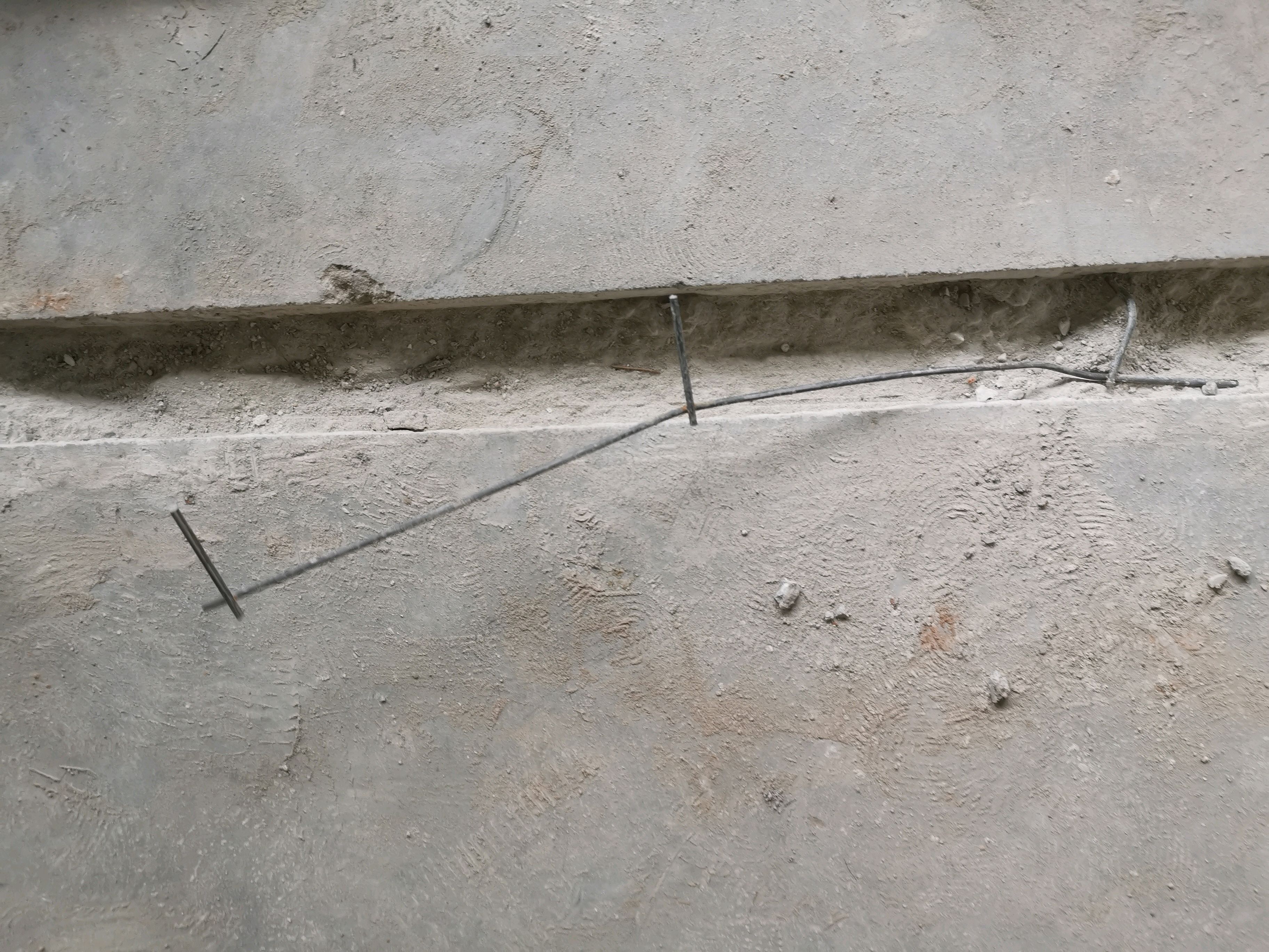 柱子开槽割断钢筋，地面开槽割断钢筋网片影响有多大