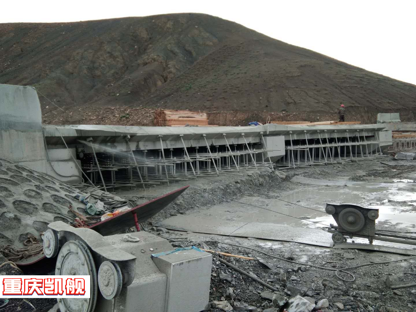 西藏康马线219国道实心板梁桥拆除 (15).jpg