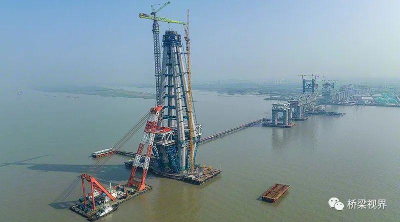常泰长江大桥主航道桥墩顶梁吊装完成、沿江高速宜金段首座钢混拱桥主拱 