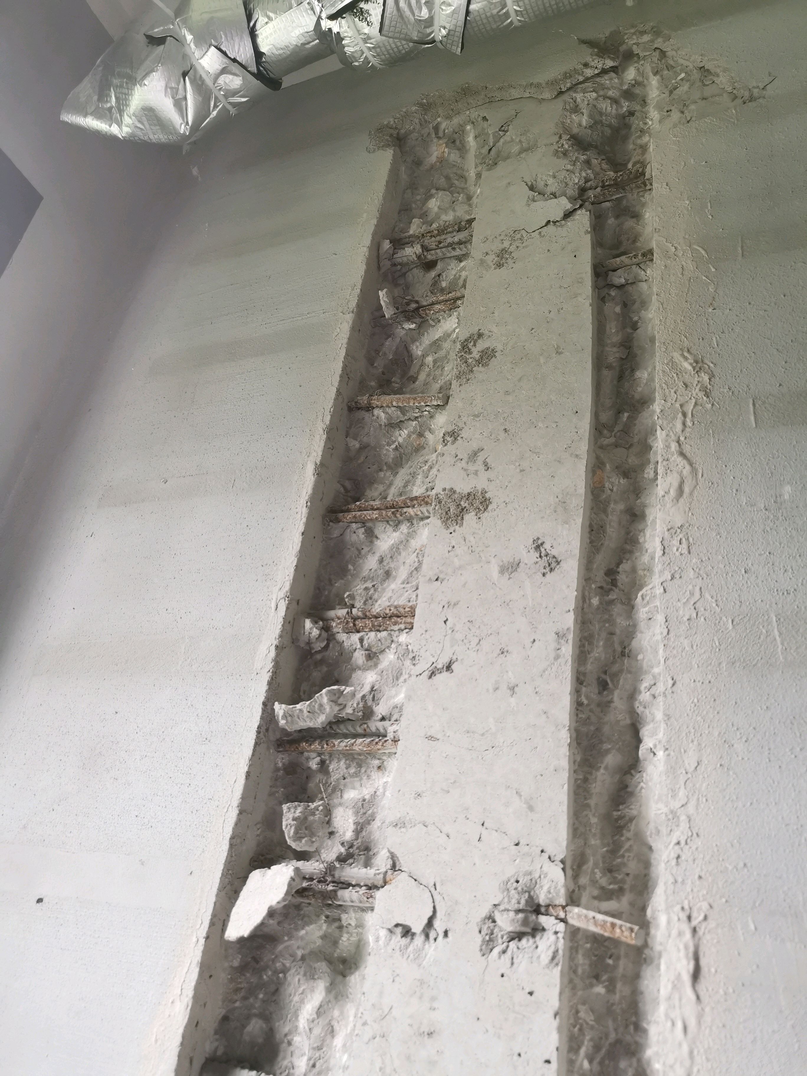 柱子开槽被割断十几根钢筋，地面开槽被割断钢筋网片