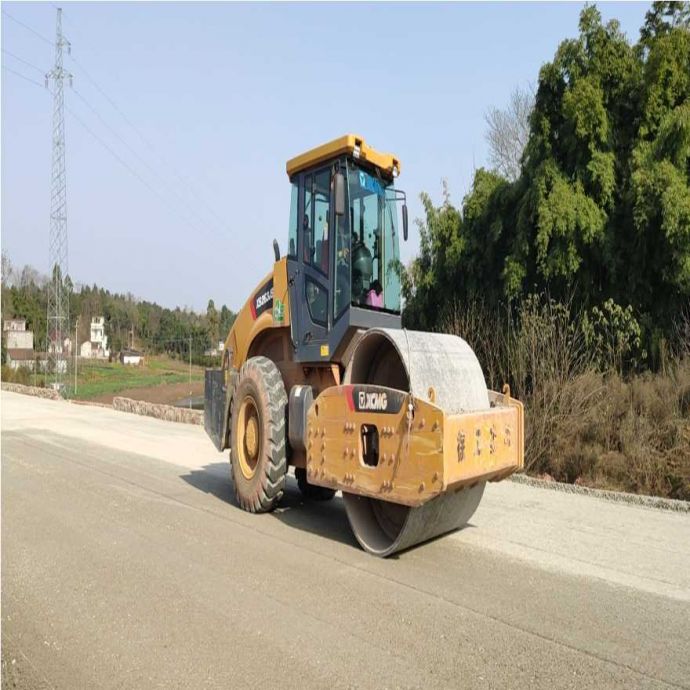 公路工程水泥稳定碎石摊铺和碾压_图1