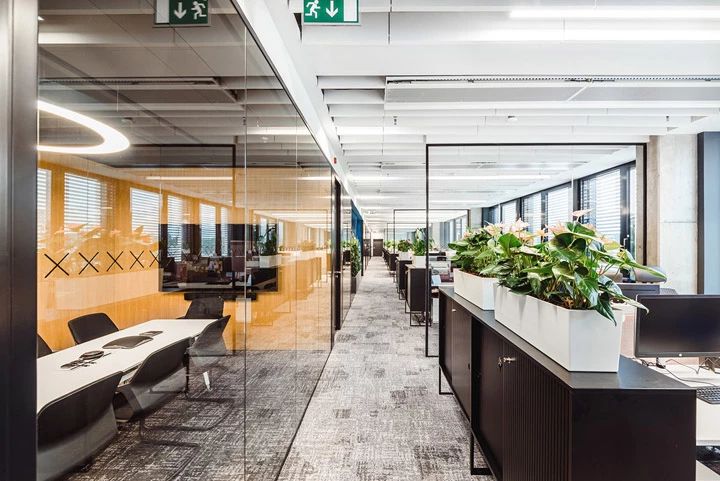 创意办公室装修设计需要包含以下三种空间感