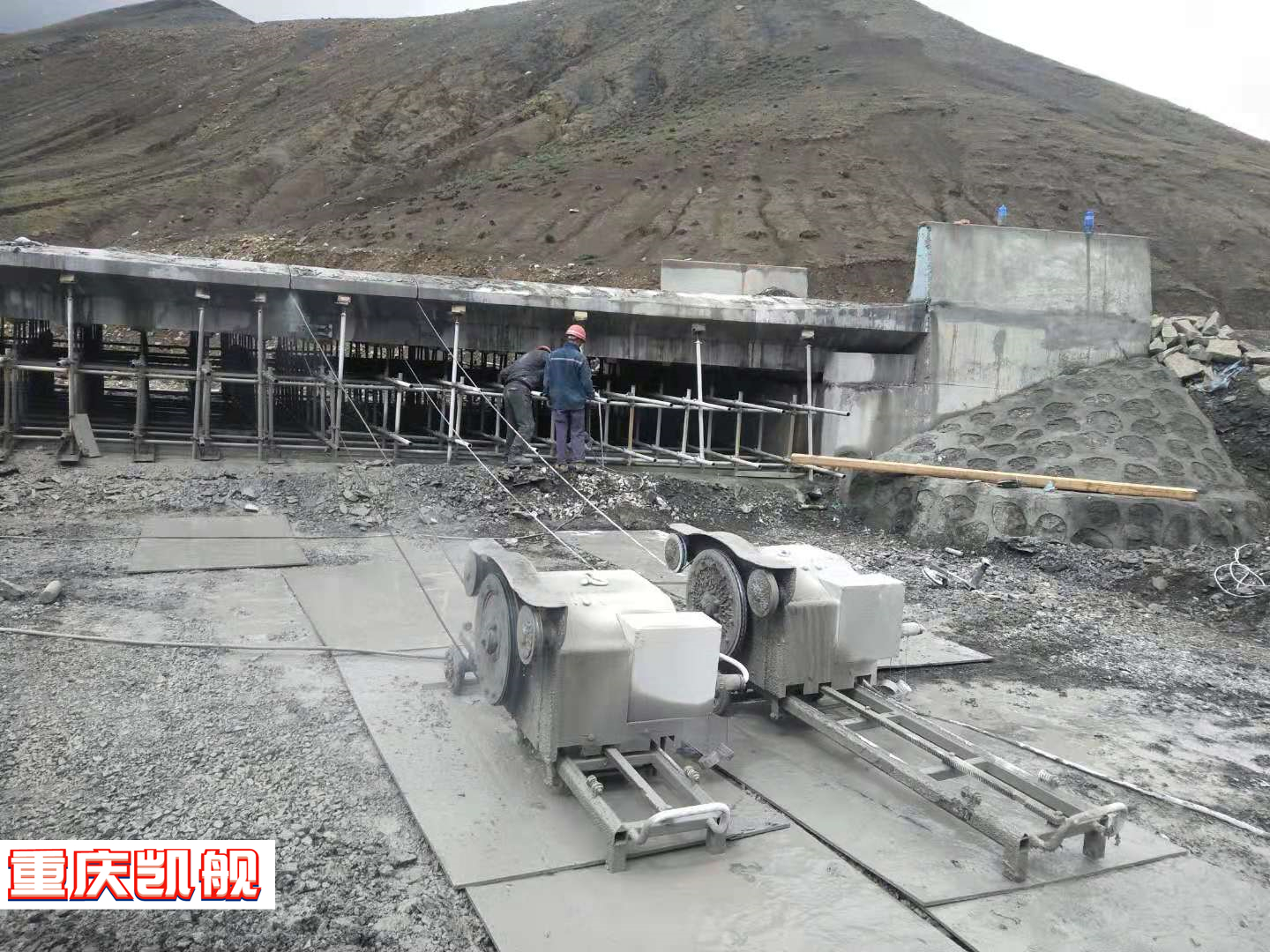 西藏康马线219国道实心板梁桥拆除 (9).jpg