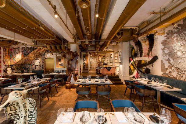 一个放荡不羁的扭曲的法国美食餐厅装修实景图-图二