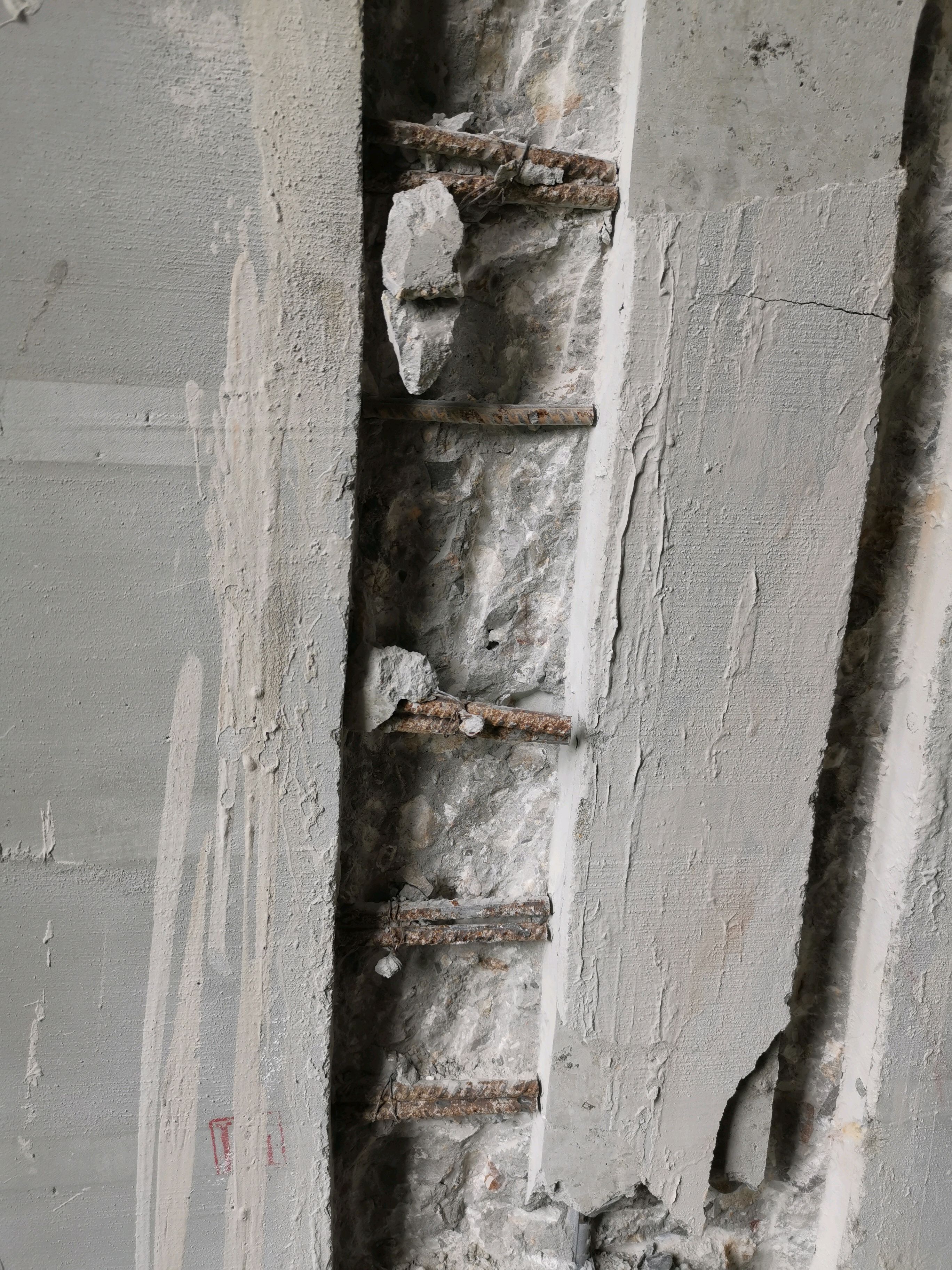 柱子开槽被割断十几根钢筋，地面开槽被割断钢筋网片