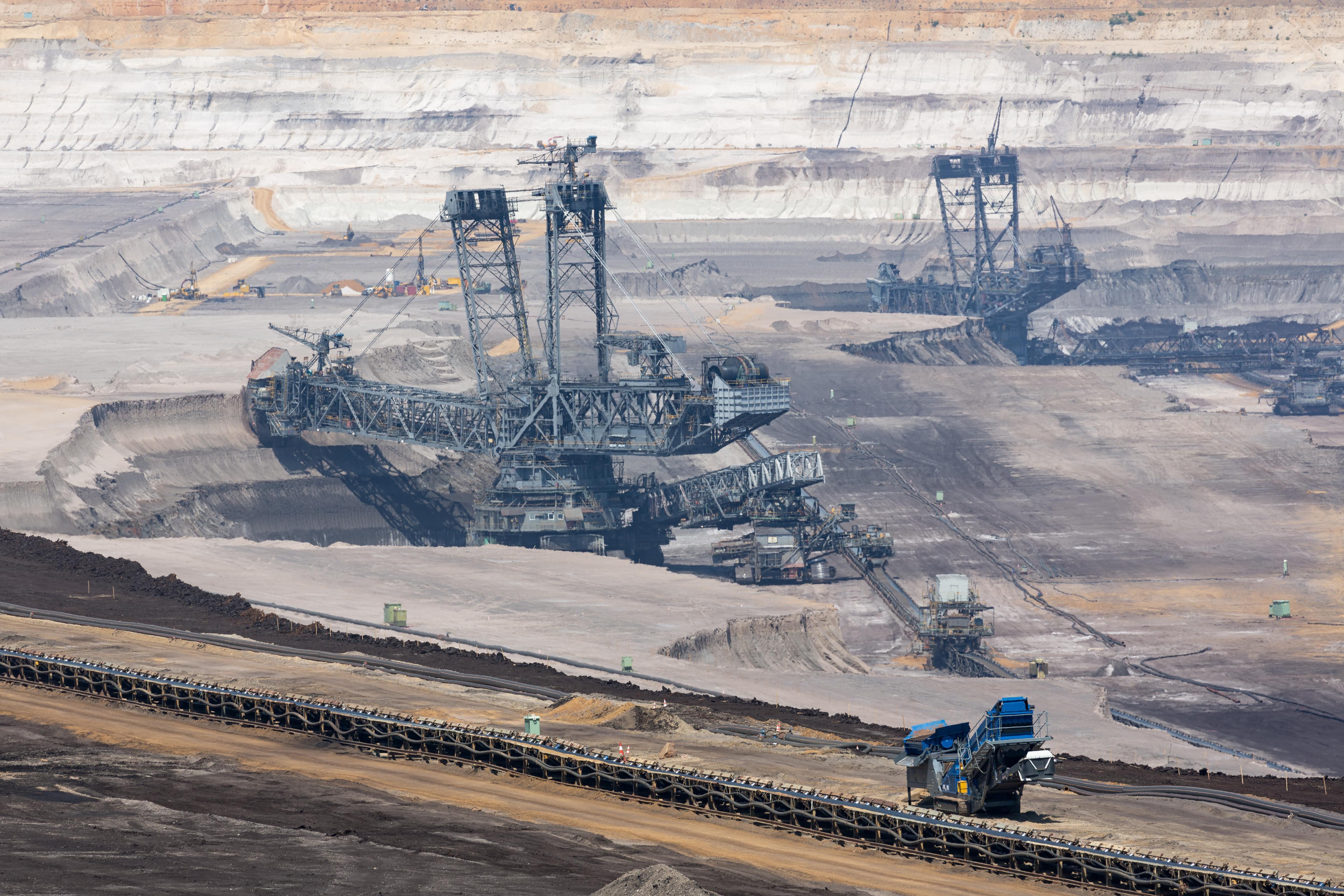 摄图网_307166328_Garzweiler矿区的棕煤开挖坑风景与巨大的挖掘机（企业商用）.jpg