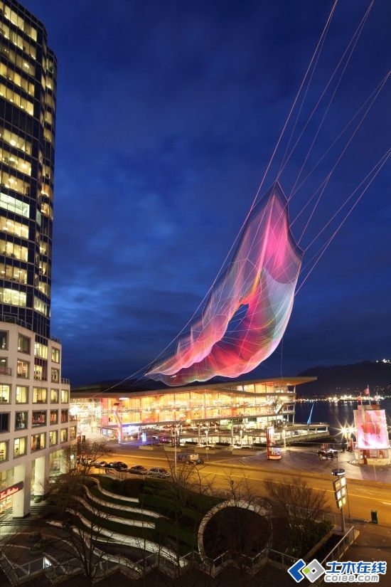 Janet Echelman最大的空中雕塑在温哥华首展1.jpg