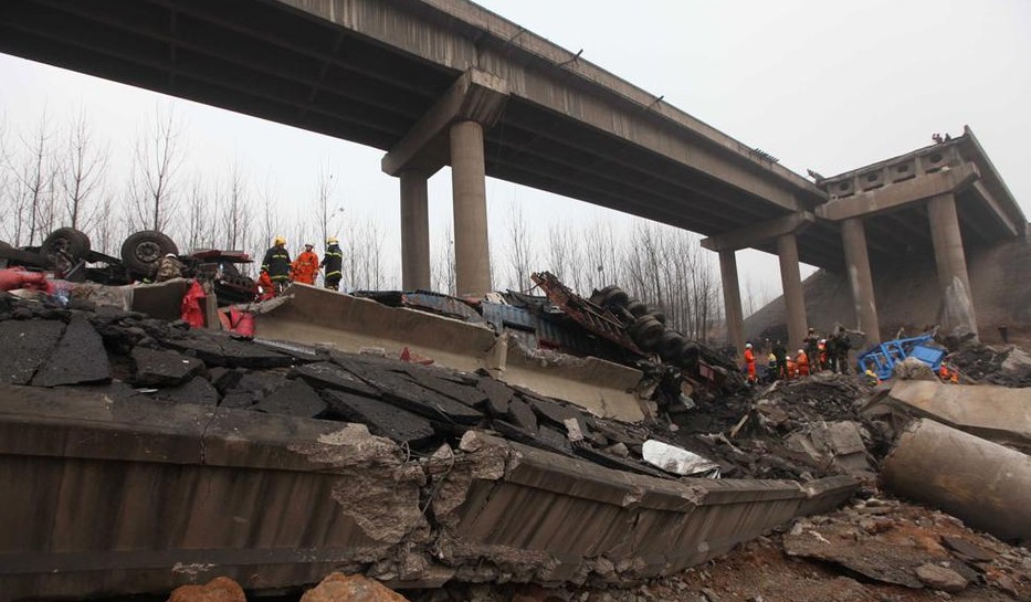 连霍高速河南三门峡渑池段741公里处的义昌大桥,突然发生爆炸导致义昌