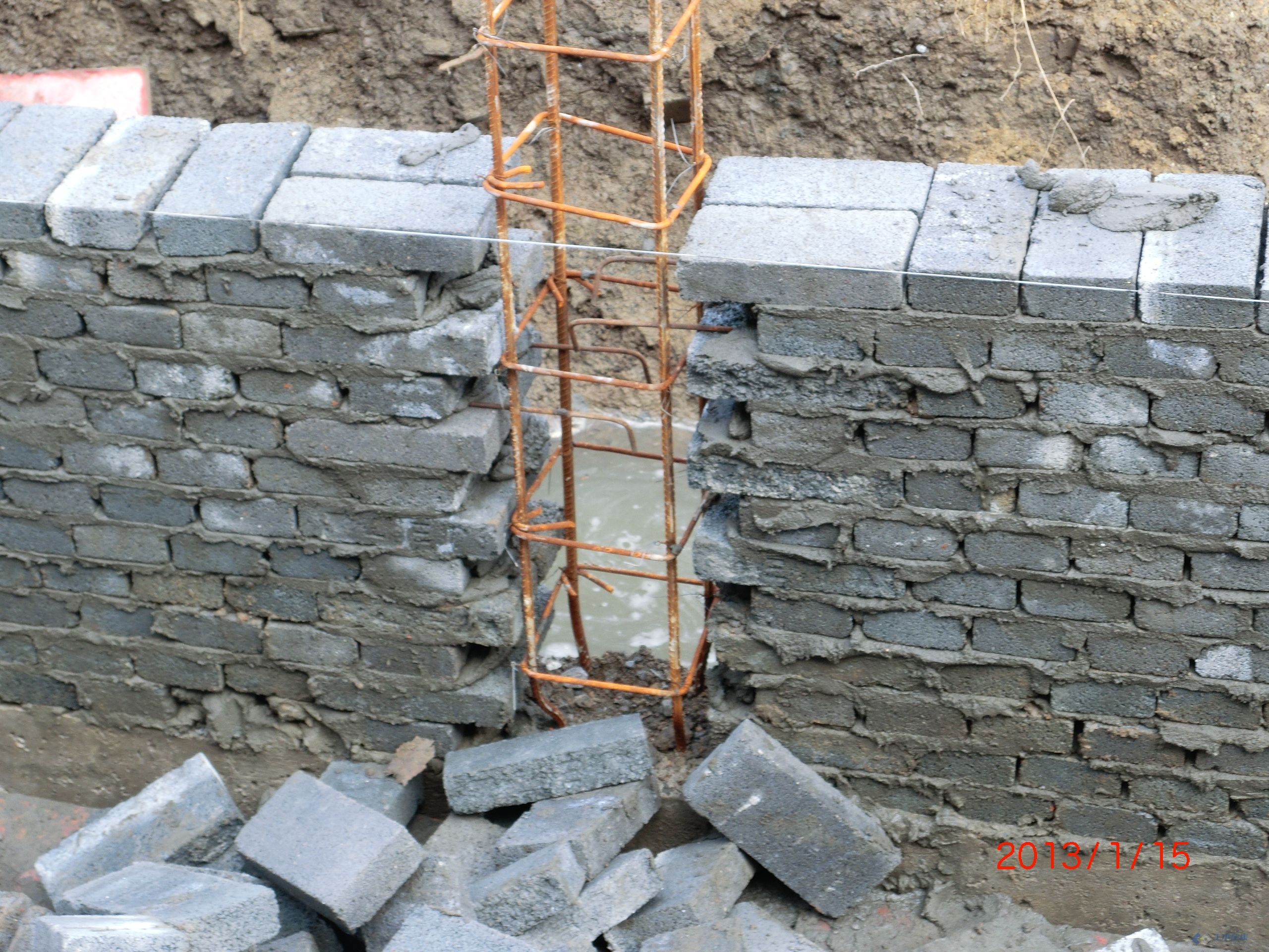 在农村看到建造的砖混结构房屋中,在构造柱处也是这样一凸一凹砌筑