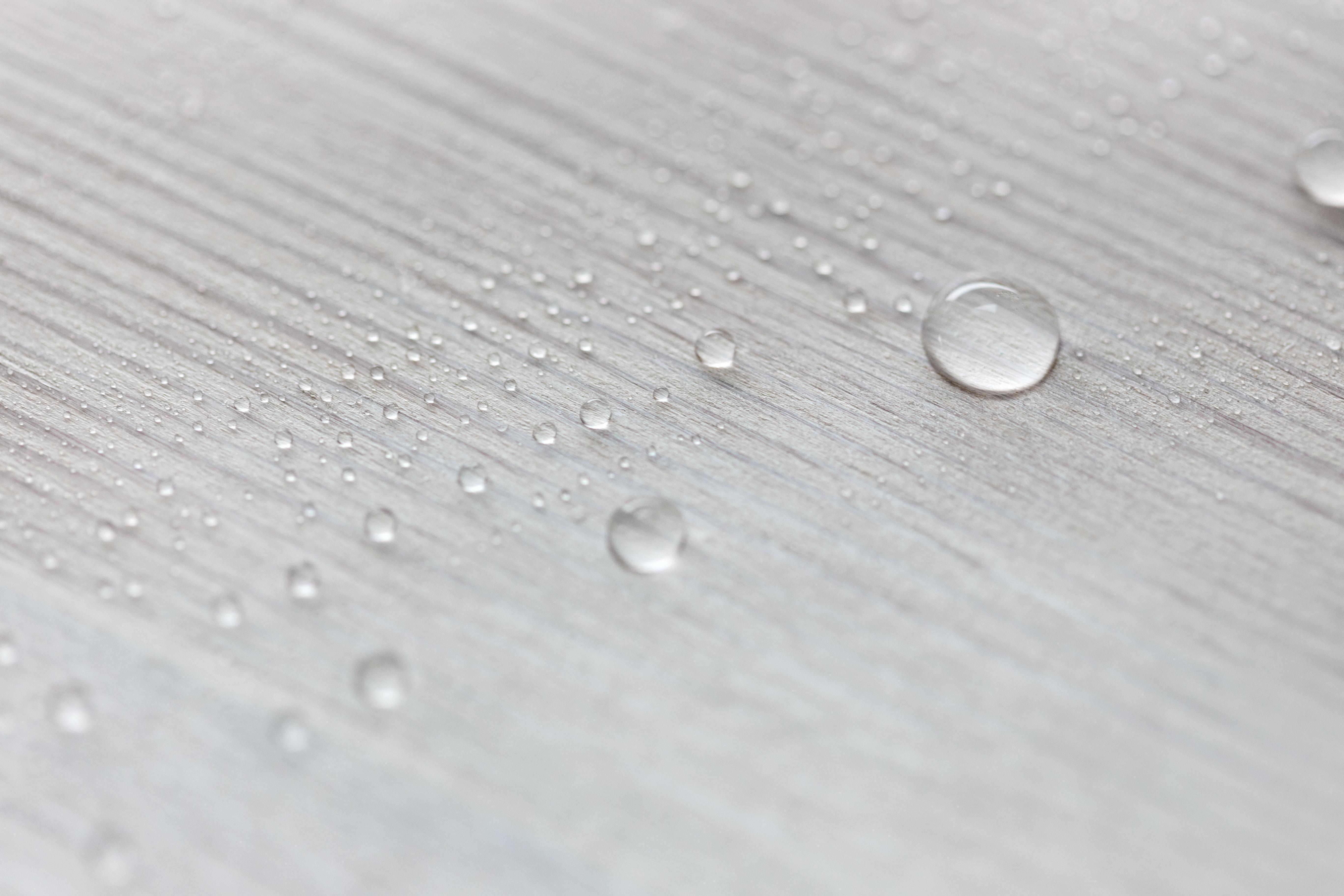 摄图网_303528302_白木板表面的水滴由用蜡遮盖的油层所制成（企业商用）.jpg
