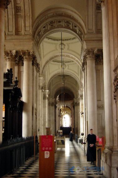 伦敦圣保罗大教堂（图片15）——侧厅内部.jpg