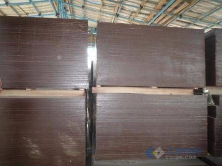 A1：墙柱板及梁侧模板为18mm厚胶合板，建议采用黑模；梁底模板厚度≥40mm实木板。.jpg