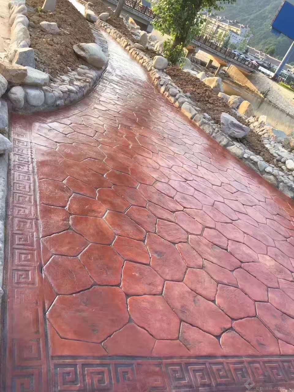 威海 人行道改造 彩色水泥压模地坪铺设路面.jpg