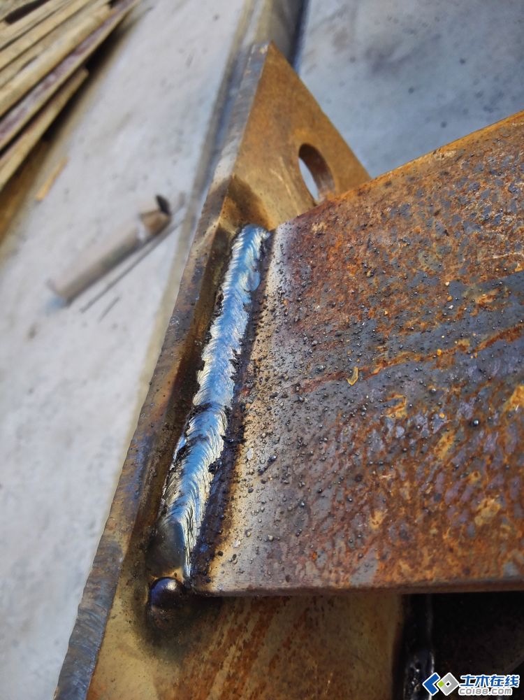钢结构的仓库钢柱底座焊接及搭接焊接是否符合质量规范要求?