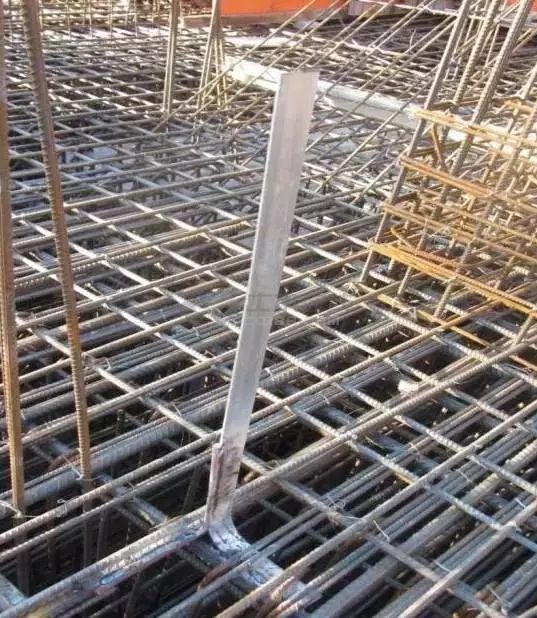 扁钢与钢管,扁钢与角钢焊接,紧贴角钢外侧两面,或紧贴3/4钢管表面