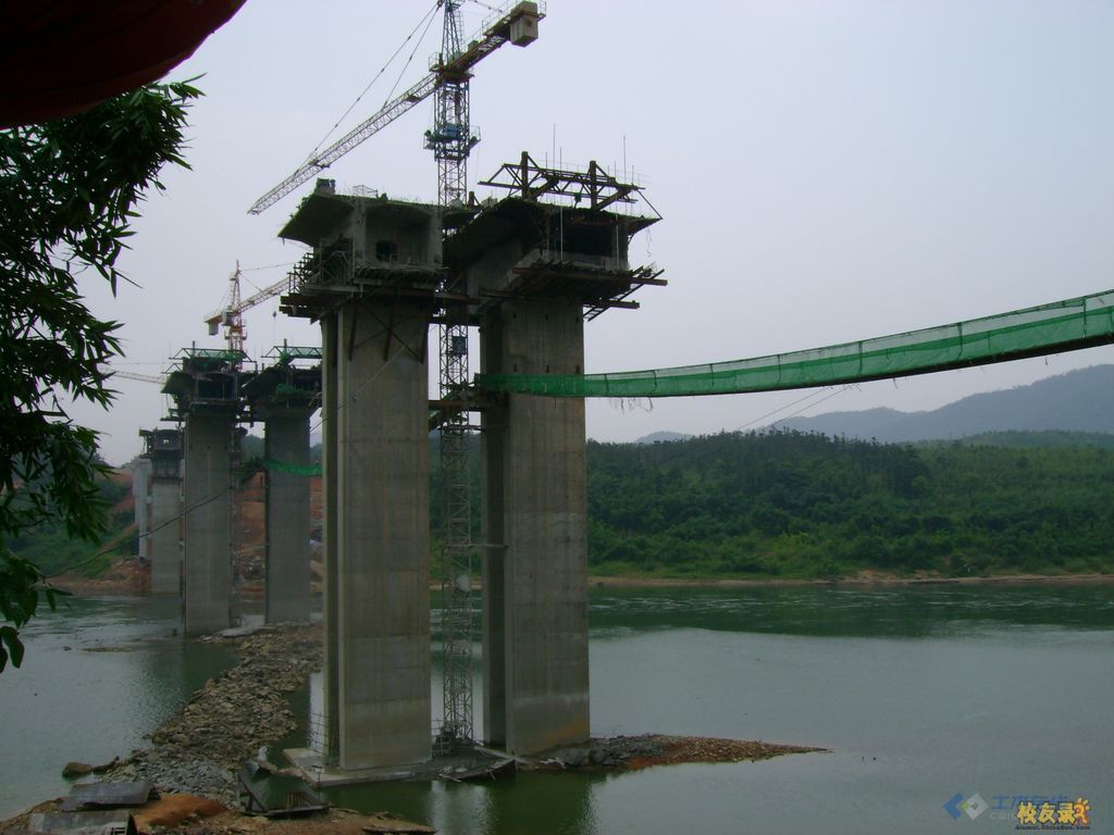 搞施工时一座让人头疼的桥,河中双肢薄壁墩,单跨100米悬浇梁(1月26日