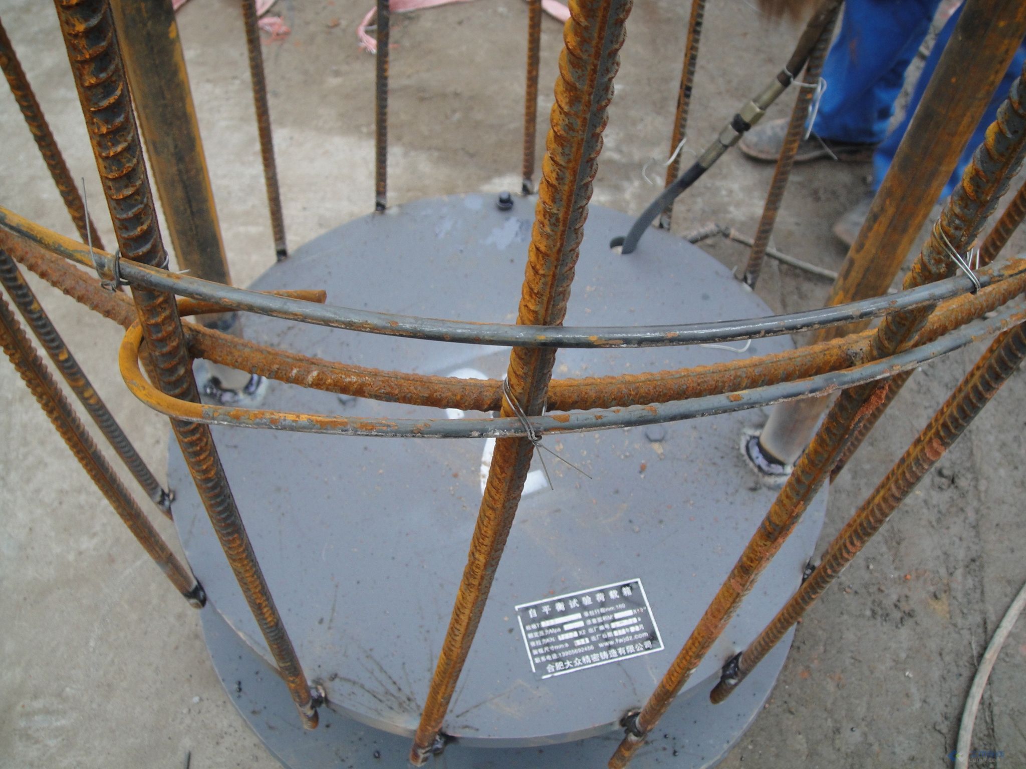 环资楼挖孔桩钢筋笼放置自平衡载荷箱(2010年2月5日).JPG