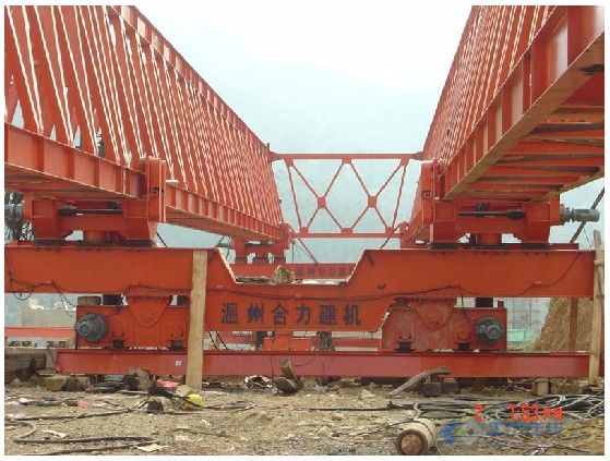 轨行式架桥机120吨位40米中部大车总成.jpg