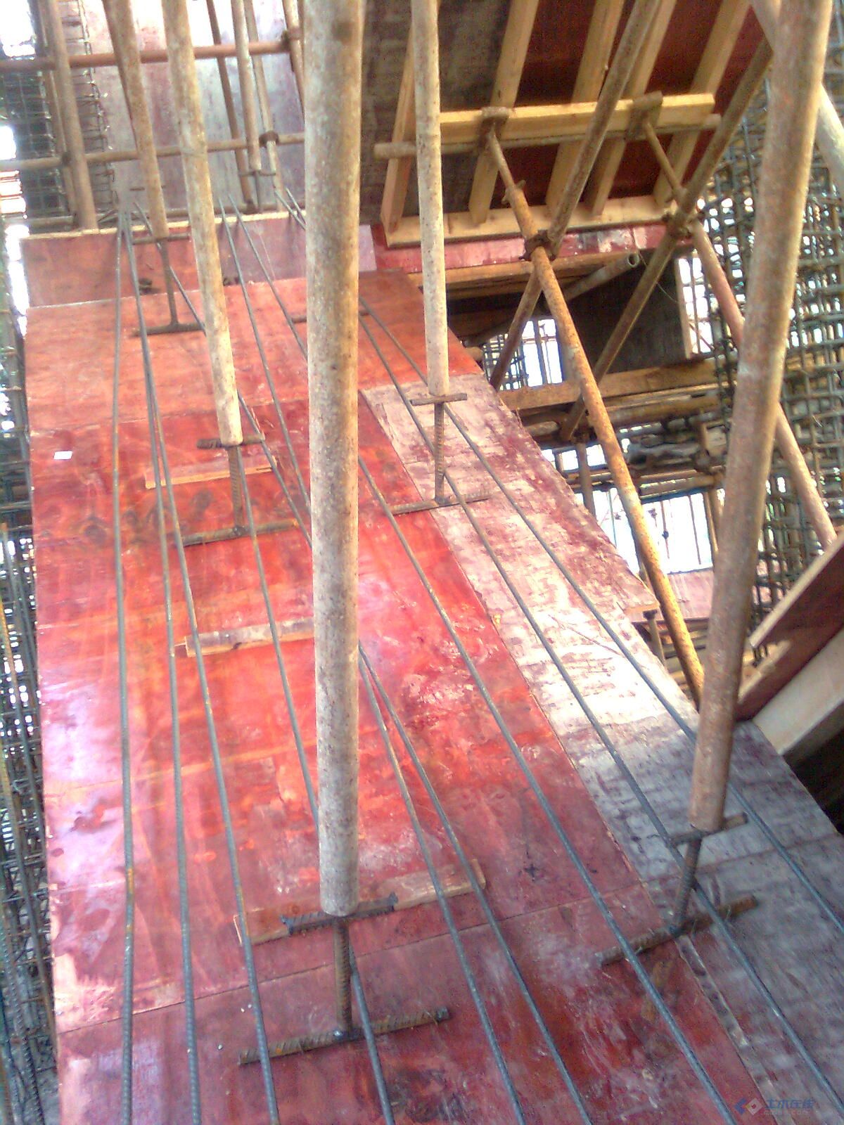 这样的楼梯斜板模板支撑安全吗?