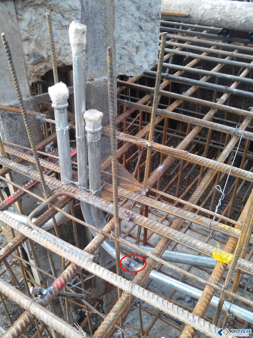 预埋的镀锌钢管局部被土建钢筋焊接磨损,此情况需要做处理吗?