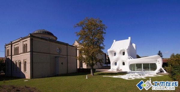 建筑师将法国一处殡仪馆改造成艺术中心 人称“鬼屋”1.jpg
