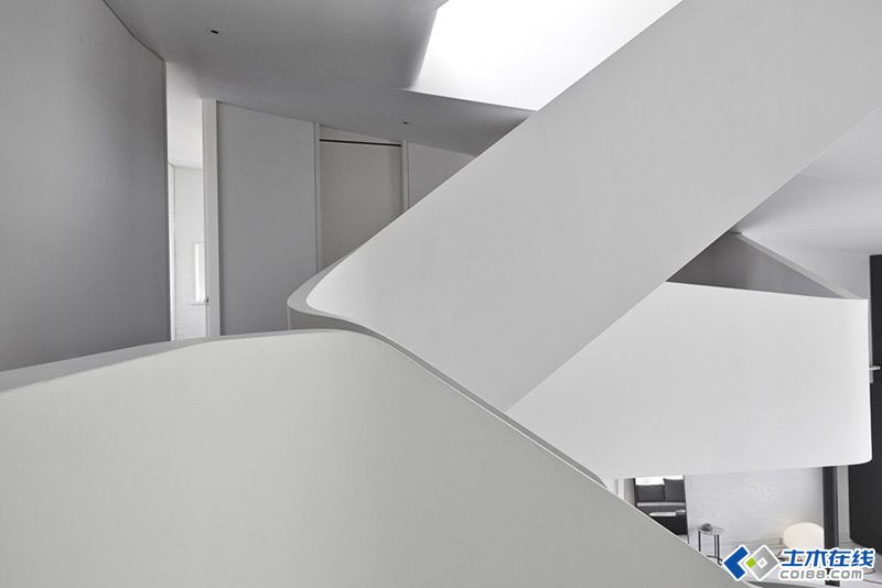舞动的楼梯-墨尔本LOFT公寓改造1.jpg