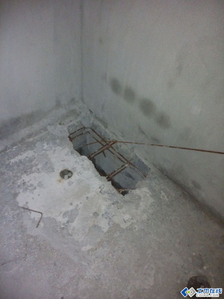 卫生间下水管打小洞图图片