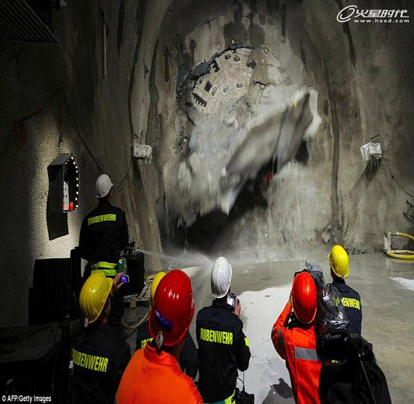 成功时刻：巨型钻机穿岩破石势不可挡，世界上最长的隧道在瑞士阿尔卑斯山下全线贯通.jpg