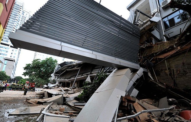 请结构人评点福州闹市区一酒店砖混附楼坍塌事故