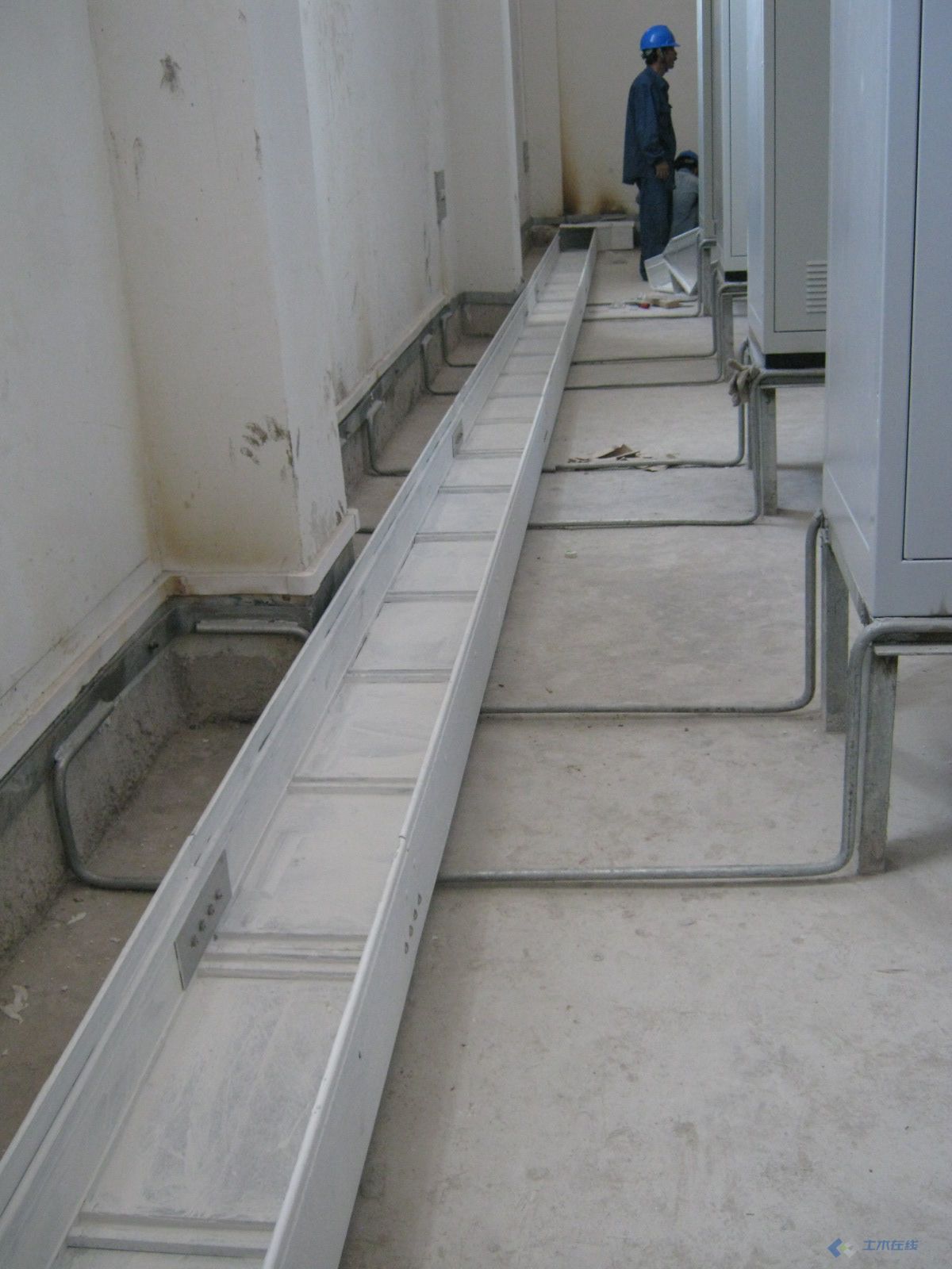 济南PVC弧形地线槽明装 电线遮挡地面线槽自粘免钉防踩半圆线槽-淘宝网